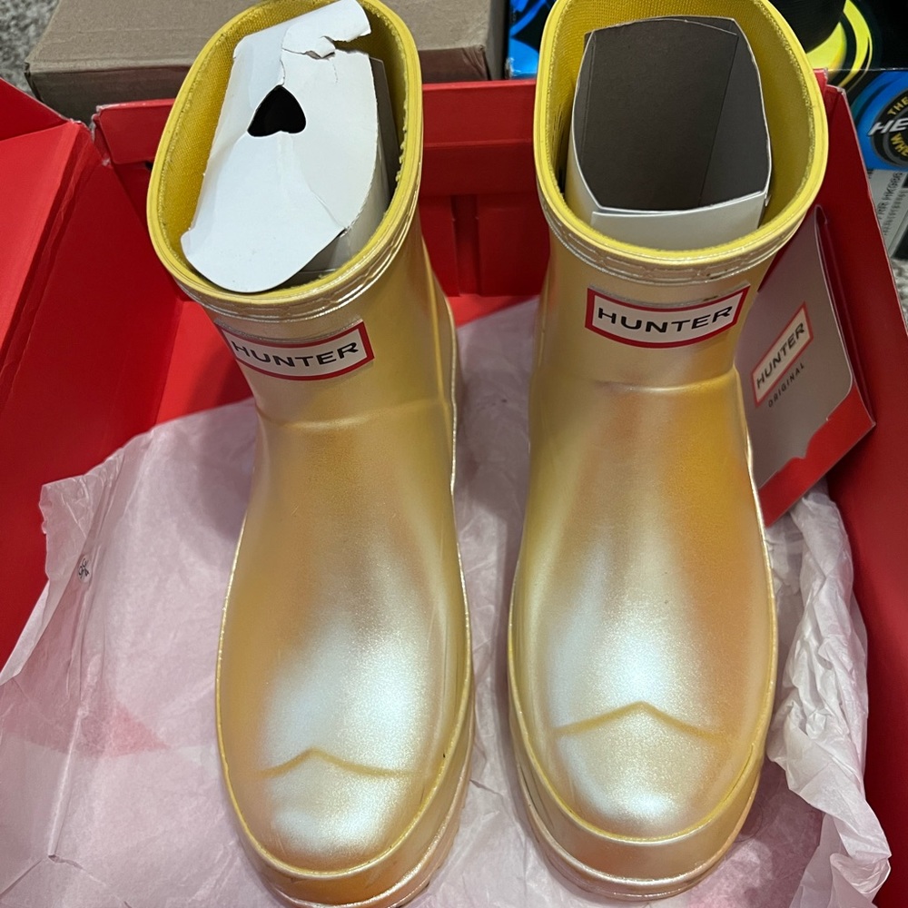 Shiny yellow hunters